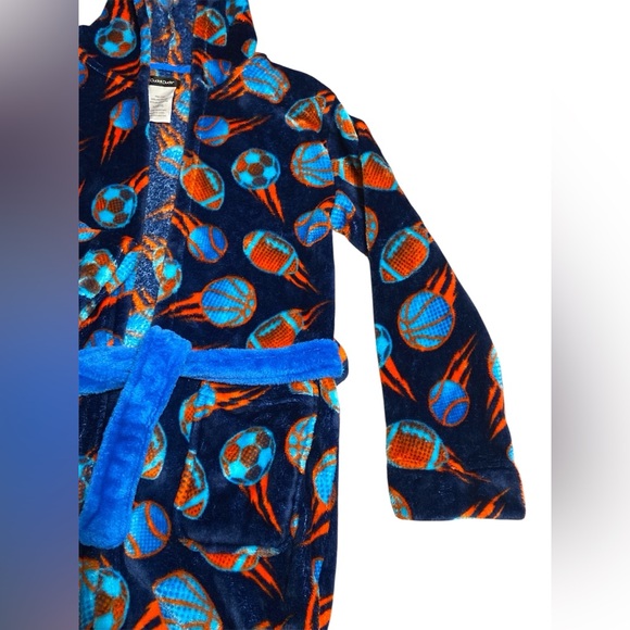 Cuddl Duds Kids Robe with Blue and Orange sports 🏀 ⚽️🏈Design - Picture 3 of 6